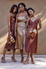 Las damas de honor con los vestidos Grace Loves Lace Midi en cobre y oro